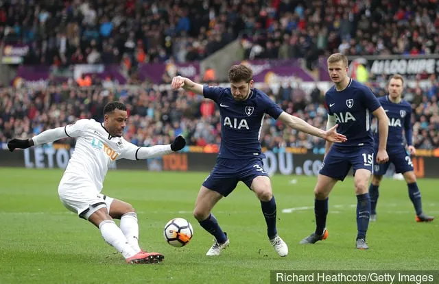 Luciano Narsingh de Swansea City cruza el balón bajo la presión de Ben Davies de Tottenham Hotspur durante el partido de cuartos de final de la Copa FA de Emiratos entre Swansea City y Tottenham...' title='El defensa del Swansea, Connor Roberts, elogia a la estrella del Tottenham y 'modelo a seguir' Ben Davies
