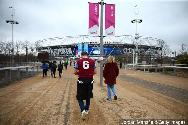 Fans ankommer til London Stadium under Premier League-kampen mellem West Ham United og Burnley på London Stadium den 10. marts 2018 i London England.' title='West Ham-fans reagerer dårligt på nye spekulationer om hjemmekamp før sæsonen på London Stadium