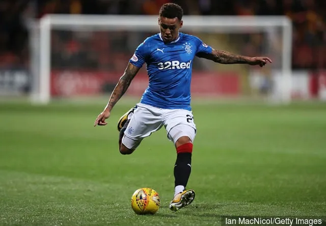 James Tavernier von den Rangers kontrolliert den Ball während des Viertelfinales des Betfred League Cup im Firhill Stadium am 19. September 2017 in Glasgow, Schottland.' title='Daniel Candeias reagiert auf Twitter auf James Taverniers Rangers-Deal