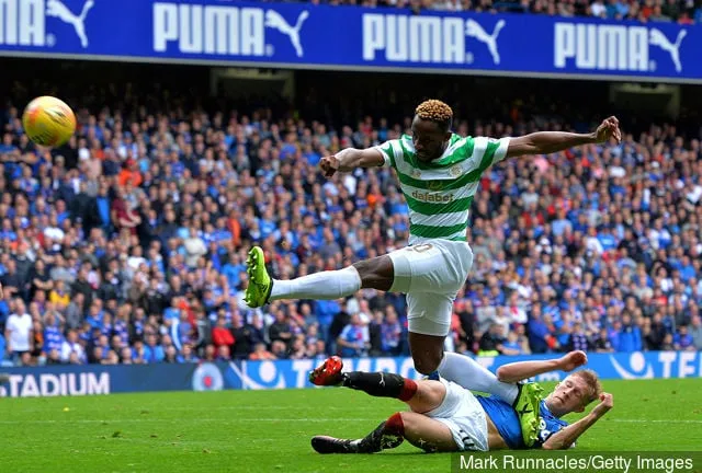 셀틱의 무사 뎀벨레가 2017년 9월 23일 아이브록스 스타디움에서 열린 레인저스 FC와 셀틱 FC 간의 래드브로크스 스코틀랜드 프리미어십 경기에서 레인저스의 로스 맥크로리에게 태클을 받고 있습니다.' title='무사 뎀벨레의 프랑스 U-21 경기에 대한 셀틱 팬들의 트위터 반응