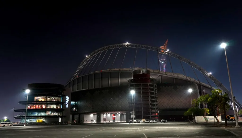 ДОХА, КАТАР - 14 СНЕЖНЯ: Агульны выгляд каля стадыёна Халіфа з гатэлем 'Факел' на заднім плане, зроблены ўначы падчас Кубка арабскіх краін ФІФА ў Катары 14 снежня 2021 г. у Досе Катар. (Фота MB Media/Getty Images)' title='Стадыёны Чэмпіянату свету па футболе ў Катары 2022: тлумачэнне ўмяшчальнасці пляцовак