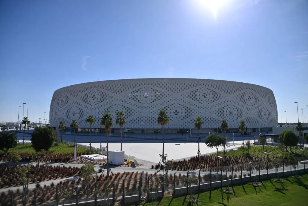 ДОХА, КАТАР - 06 СНЕЖНЯ: Агульны выгляд звонку стадыёна перад матчам групы B Кубка Арабскіх ФІФА па Катары 2021 паміж Тунісам і Аб'яднанымі Арабскімі Эміратамі на стадыёне 'Аль Тумана' 6 снежня 2021 г. у Досе, Катар. (Фота Tullio Puglia - FIFA/FIFA праз Getty Images)' title='Стадыёны Чэмпіянату свету па футболе ў Катары 2022: тлумачэнне ўмяшчальнасці пляцовак