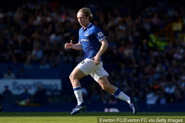 Tom Davies (Everton) akcióban az Everton–Southampton Premier League-mérkőzésen a Goodison Parkban 2018. május 5-én, Liverpool Angliában.' title='Tom Davies „hihetetlen” érzést üdvözöl az Everton kapitányával szemben