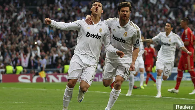 レアル・マドリードのゴール後、シャビ・アロンソとともに喜ぶクリスティアーノ・ロナウド(左)' title='シャビ・アロンソ、サッカー人生で最悪の経験は2010年のカンプ・ノウ・エル・クラシコだと語る