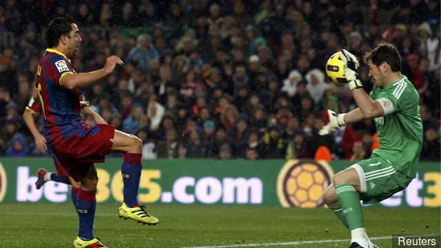 2010年、バルセロナがレアル・マドリードを5-0で破り、シャビが得点' title='シャビ・アロンソ、サッカー人生で最悪の経験は2010年のカンプ・ノウ・エル・クラシコだと語る