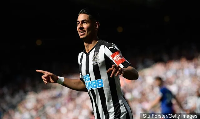 Newcastle-angriberen Ayoze Perez fejrer sit første mål under Premier League-kampen mellem Newcastle United og Chelsea på St. James Park den 13. maj 2018 i Newcastle upon Tyne...' title='Rapport: Ayoze Perez ønsker at se Newcastle United forbedre sig