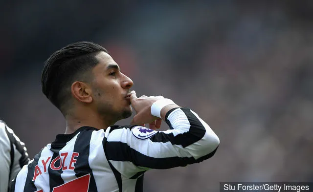 Newcastle målscorer Ayoze Perez kysser publikum under Premier League-kampen mellem Newcastle United og Arsenal på St. James Park den 15. april 2018 i Newcastle upon Tyne...' title='Rapport: Ayoze Perez ønsker at se Newcastle United forbedre sig