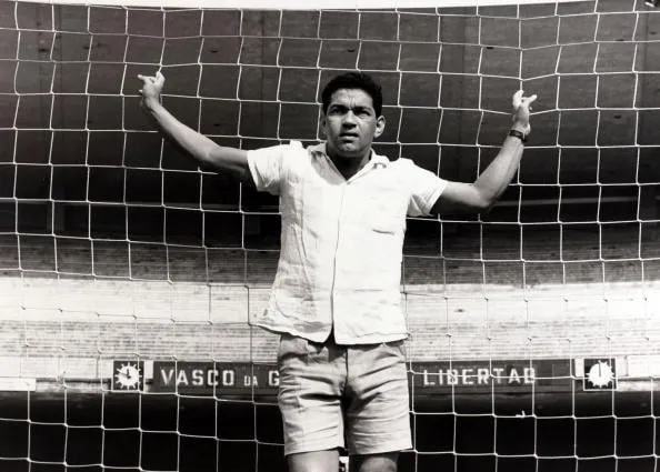 Спорт Футбол Зорка Бразіліі ў ліпені 1967 г. Гарынча на фота на стадыёне Маракана ў Рыа-дэ-Жанэйра. Ён гуляў 60 разоў за Бразілію, і з ім і Пеле ў камандзе нацыянальная каманда ніколі не прайгравала. Яго першая міжнародная параза адбылася ў яго апошняй гульні за зборную Бразіліі ў фінале чэмпіянату свету 1966 г. у Англіі. Ён нарадзіўся з пакалечанымі нагамі і пасля аперацыі застаўся з скажонай левай нагой, але стаў адным з лепшых дрыблераў у футболе, выйграўшы 2 медалі пераможцаў чэмпіянату свету з Бразіліяй у 1958 і 1962 гадах і атрымаў мянушку -Птушачка (фота Popperfoto праз Getty Images/Getty Images)' title='7 футбалістаў, якія здаваліся незаменнымі, але не былі