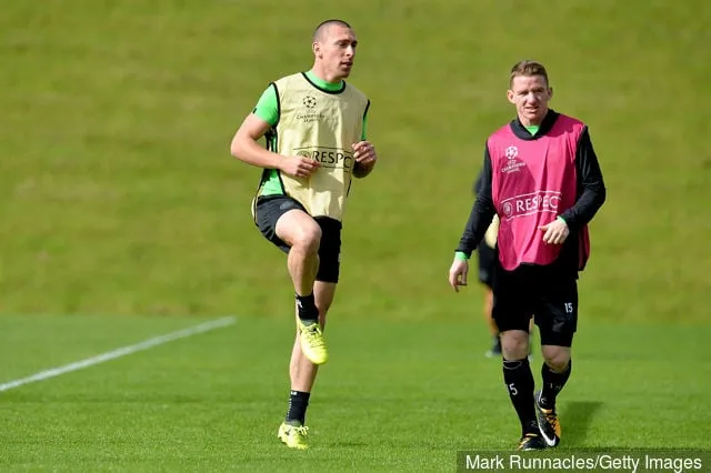 Celticin Scott Brown ja Celticin Jonny Hayes lämmittelevät Celtic-harjoittelussa ennen UEFA:n Mestarien liigan B-lohkon ottelua Paris Saint-Germainia vastaan Lennoxtownissa...' title='Arthur Numan kehuu Celticin keskikenttäpelaajaa Scott Brownia