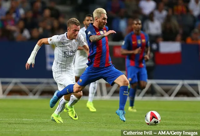 Джэймі Вардзі з 'Лестэр Сіці' і Ліянэль Месі з 'Барселоны' падчас матчу Міжнароднага кубка чэмпіёнаў 2016 паміж 'Барселонай' і 'Лестэр Сіці' на Фрэндс-Арэне 3 жніўня 2016 года ў...' title='Статыстыка Джэймі Вардзі ў параўнанні з Месі пасля прызначэння Роджэрса ў Лестэр