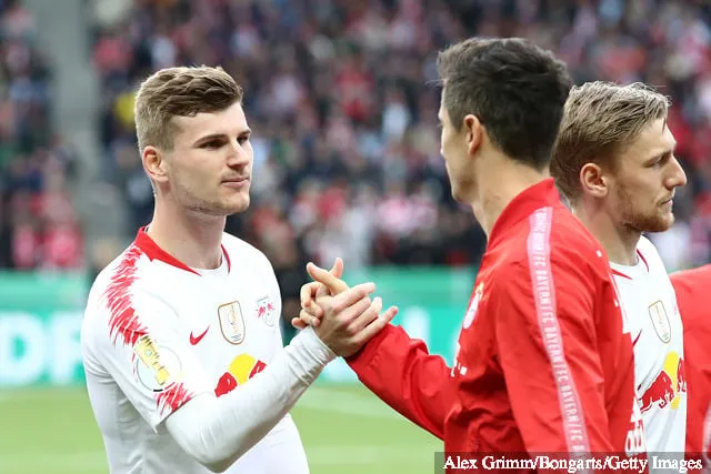 Ціма Вернер з РБ Лейпцыг паціскае руку Роберту Левандоўскі з Баварыі перад фіналам Кубка DFB паміж РБ Лейпцыг і Баварыя Мюнхен на Алімпіяштадыёне 25 мая 2019 г. у...' title='Статыстыка Джэймі Вардзі ў параўнанні з Месі пасля прызначэння Роджэрса ў Лестэр