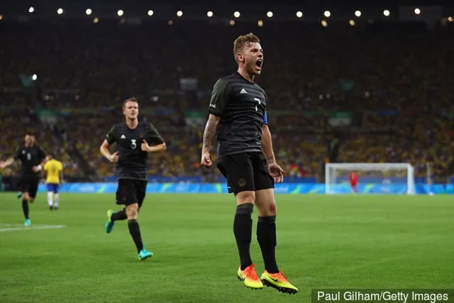 Maximilian Meyer, d'Allemagne, célèbre son score chez les hommes' title='Rapport: Max Meyer, cible de Liverpool et Tottenham, conclut un accord avec Hoffenheim