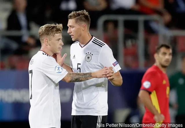 Max Meyer d'Allemagne (à gauche) célèbre l'Allemagne' title='Rapport: Max Meyer, cible de Liverpool et Tottenham, conclut un accord avec Hoffenheim