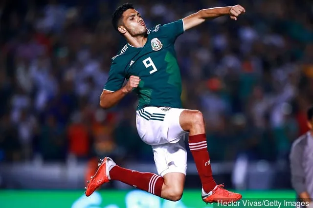 Raul Jimenez från Mexiko firar efter att ha gjort det tredje målet för sitt lag under den internationella vänskapsmatchen mellan Mexiko och Costa Rica på Universitario Stadium den 11 oktober...' title='Wolverhampton Wanderers-fans reagerar när Raul Jimenez utsedd till Gold Cup-spelaren i turneringen
