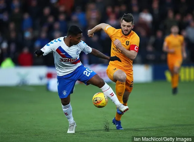 Alfredo Morelos fra Rangers unngår Craig Halkett fra Livingston FC under Ladbrokes Premier League-kampen mellom Livingston og Rangers på Tony Macaroni Arena 27. januar 2019 i...' title='Charlie Adam gir sin mening om Glasgow Rangers-spissen Alfredo Morelos