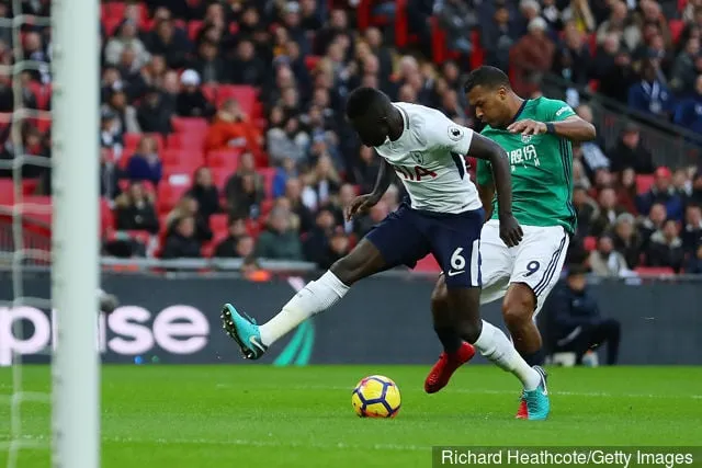 Jose Salomon Rondon del West Bromwich Albion segna il primo gol della sua squadra mentre Davinson Sanchez del Tottenham Hotspr tenta di bloccare durante la partita della Premier League tra Tottenham Hotspur...' title=''Non andartene': alcuni fan del West Brom rispondono al tweet di Salomon Rondon