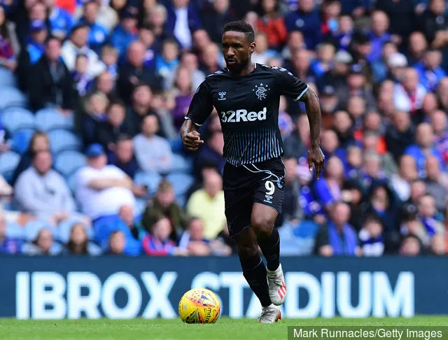 2019年7月21日、スコットランドのグラスゴーのアイブロックス・スタジアムで行われたレンジャーズFC対ブラックバーン・ローバーズのプレシーズン親善試合で活躍するレンジャーズのジャーメイン・デフォー。' title='ジョージ・エドマンドソンはレンジャーズで毎日学んでいる