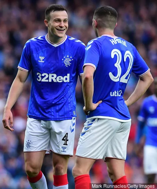 2019年7月18日、グラスゴーのアイブロックス・スタジアムで行われたUEFAヨーロッパリーグ第1次予選ラウンド第2戦レンジャーズ対セントジョセフ戦で活躍するレンジャーズのジョージ・エドマンドソン。' title='ジョージ・エドマンドソンはレンジャーズで毎日学んでいる