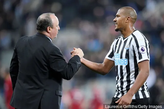 Rafael Benitez Manager för Newcastle United skakar hand med Salomon Rondon från Newcastle United efter Premier League-matchen mellan Newcastle United och Liverpool FC på St. James Park...' title='Marseille sägs gå med i racet för Salomon Rondon; är det nu eller aldrig för Newcastle?