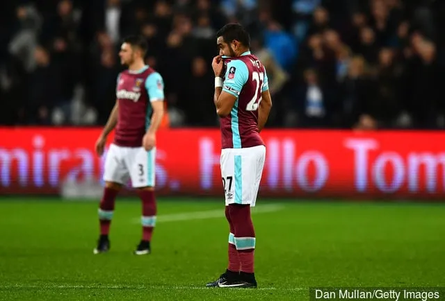 Dimitri Payet de West Ham United semble abattu lors du match du troisième tour de l'Emirates FA Cup entre West Ham United et Manchester City au London Stadium le 6 janvier 2017 à Londres...' title='Patrice Evra reçoit le numéro du maillot porté par le personnage haineux de West Ham, Dimitri Payet