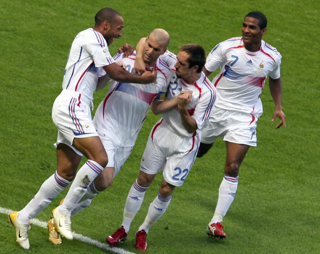 Fransk angriber Thierry Henry Fransk midt' title='Hvem har scoret flest mål i VM-finalen før Argentina mod Frankrig?