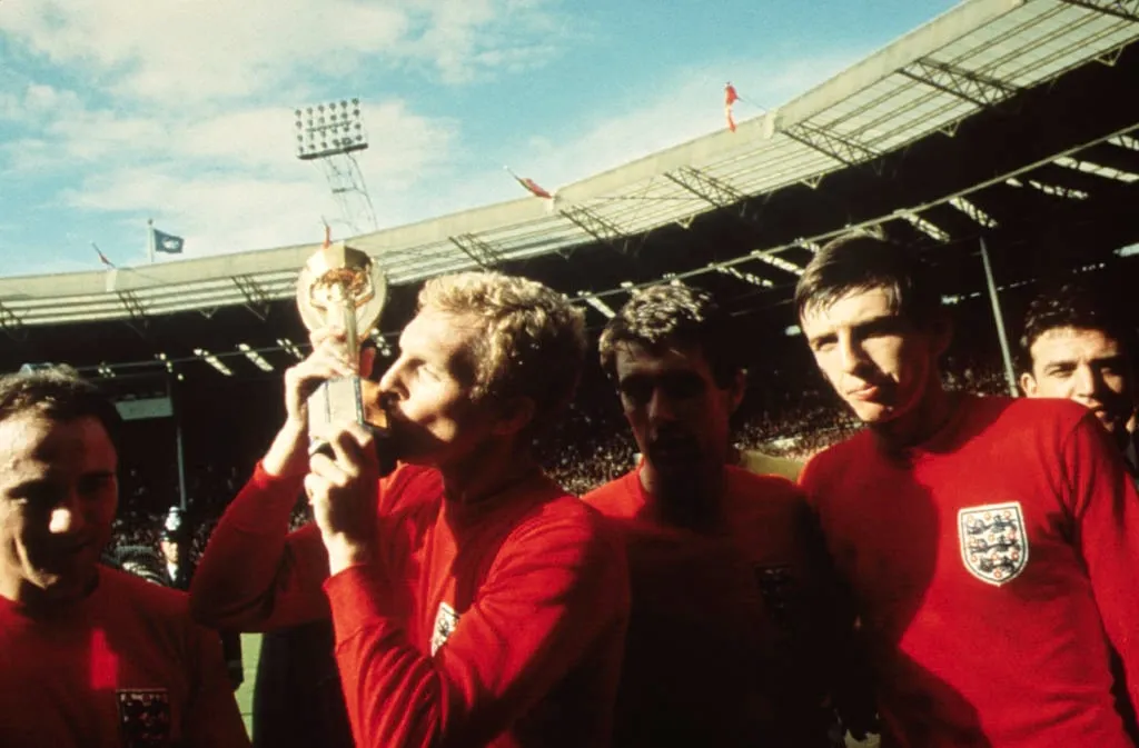 Bobby Moore con la Coppa del Mondo 1966 (Foto di © Hulton-Deutsch Collection/CORBIS/Corbis via Getty Images)' title='La Coppa del Mondo è stata mantenuta? Le prossime gare dei vincitori recenti prima del Qatar