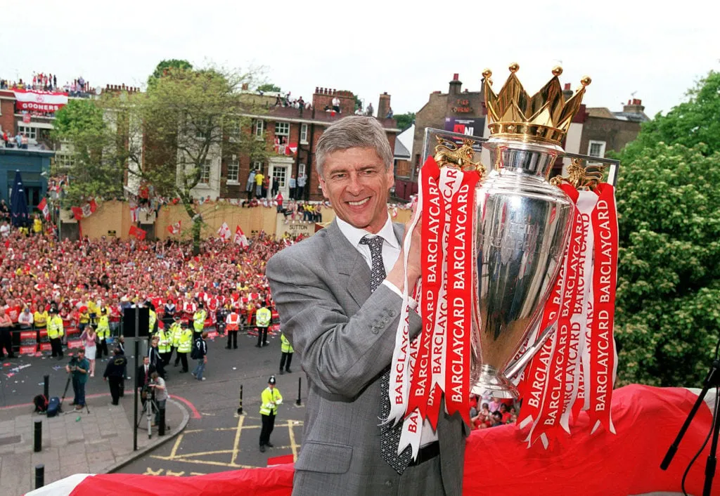 Arsène Wenger met Premier League-trofee' title='Top 10 Premier League-managers aller tijden, waaronder Sir Alex Ferguson en Pep Guardiola
