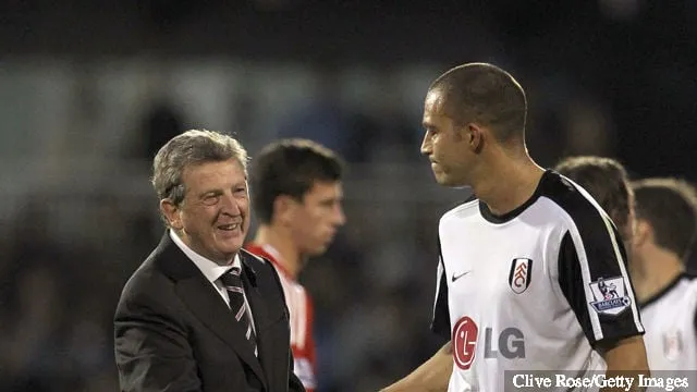 Roy Hodgson di Fulham si congratula con Bobby Zamora durante la partita della Barclays Premier League tra Fulham e Liverpool a Craven Cottage il 31 2009 ottobre a Londra, Inghilterra.' title='Bobby Zamora condivide il suo rammarico per il Liverpool e il Tottenham