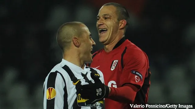 Fabio Cannavaro della Juventus FC reagisce con Bobby Zamora del Fulham FC durante la partita d'andata degli ottavi di finale di UEFA Europa League tra Juventus FC e Fulham FC l'11 marzo 2010 a Torino...' title='Bobby Zamora condivide il suo rammarico per il Liverpool e il Tottenham