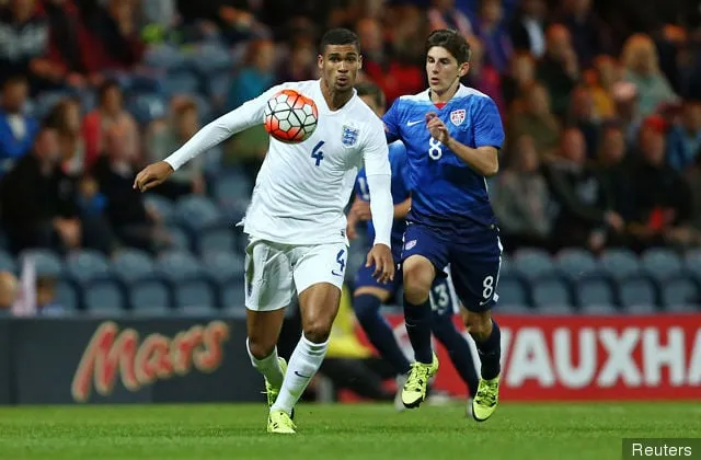 hjort' title='Fulhams unge Emerson Hyndman diskuterer sin fremtid blandt keltiske forbindelser