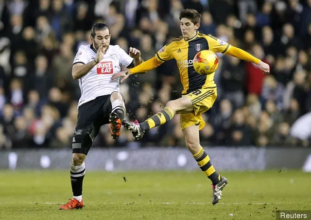 Bradley Johnson fra Derby County i aktion med Emerson Hyndman fra Fulham' title='Fulhams unge Emerson Hyndman diskuterer sin fremtid blandt keltiske forbindelser