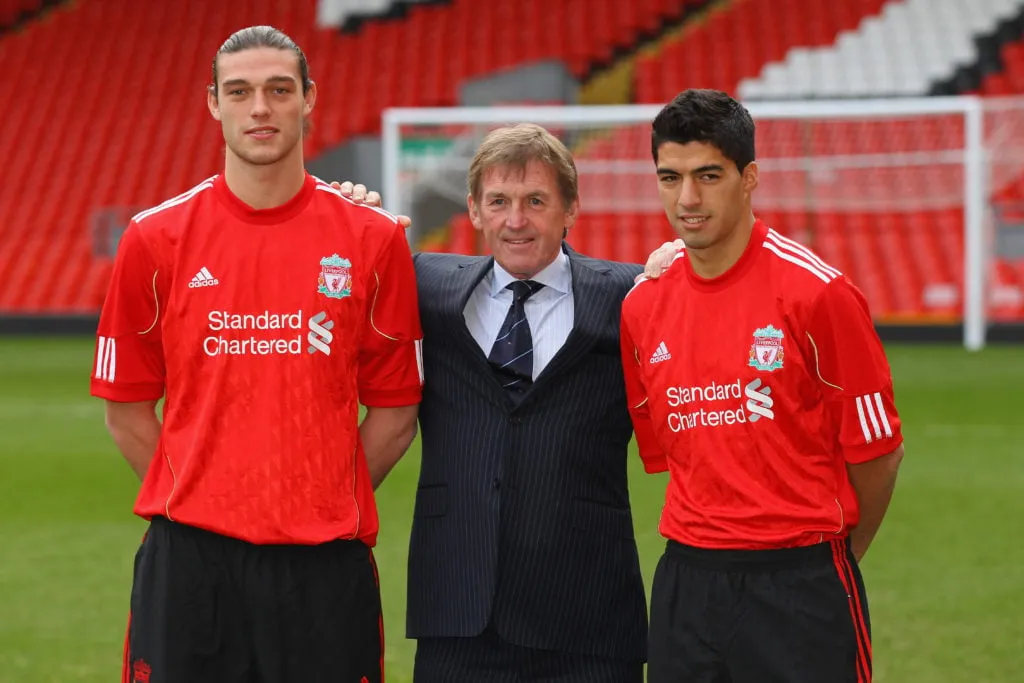 Rueda de prensa del Liverpool para anunciar los nuevos fichajes Andy Carroll y Luis Suárez' title='5 transferencias extrañas de la Premier League en enero que aturden por completo la mente