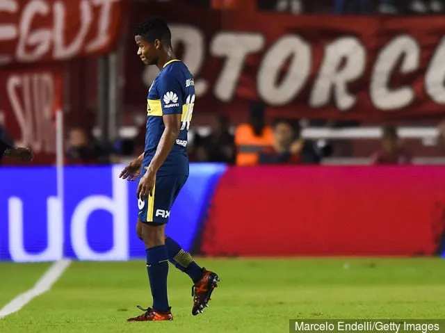 Wilmar Barrios (Boca Juniors) elhagyja a pályát, miután megsérült az Independiente–Boca Juniors mérkőzésen a Superliga 2017 részeként.' title='A Tottenham Hotspur állítólag érdeklődik Wilmar Barrios iránt a Boca Juniorsban