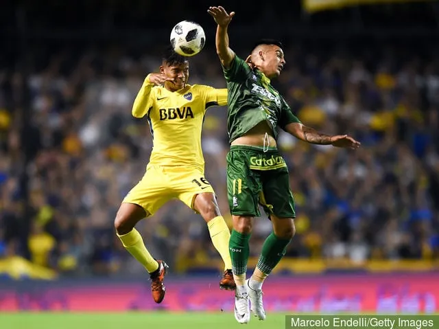 Wilmar Barrios, a Boca Juniors játékosa a labdáért küzd Franco Cristaldóval (Defensa y Justicia) a Boca Juniors és a Defensa y Justicia mérkőzésen az Argentin Superliga 2017 részeként.' title='A Tottenham Hotspur állítólag érdeklődik Wilmar Barrios iránt a Boca Juniorsban
