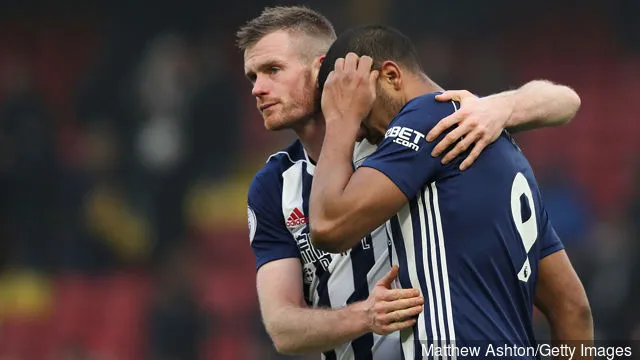 Chris Brunt och Salomon Rondon från West Bromwich Albion reagerar efter nederlaget i Premier League-matchen mellan Watford och West Bromwich Albion på Vicarage Road den 3 mars 2018 i...' title='Alan Shearer publicerar en briljant grävning på Newcastles ägare Mike Ashley på Twitter