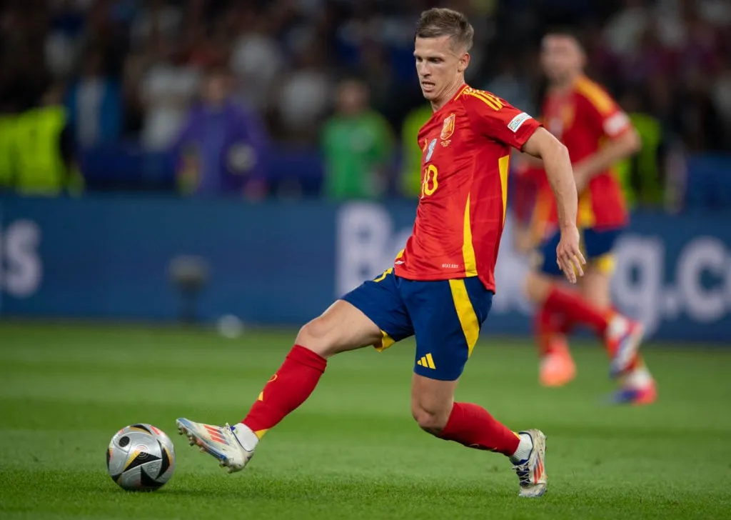 Spanien mot England: Final - UEFA EURO 2024' title='Dani Olmo såg nu på väg till flygplatsen inför transfer till Barcelona