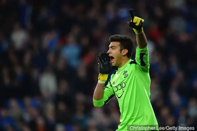 El portero Paulo Gazzaniga de Southampton grita instrucciones durante el partido de Barclays Premier League entre Cardiff City y Southampton en el Cardiff City Stadium el 26 de diciembre de 2013 en...' title='Paulo Gazzaniga no recibe dorsal del Southampton