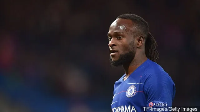 2018年10月4日、イギリス・ロンドンのスタンフォード・ブリッジで行われたUEFAヨーロッパリーグ・グループLのチェルシー対ヴィディFC戦を観戦するチェルシーのビクター・モーゼス。' title='レポート:クリスタル・パレスはチェルシーからヴィクター・モーゼスとの再契約を希望している