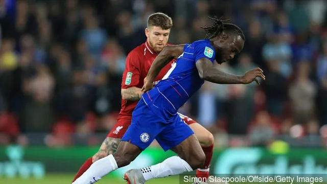 2018年9月26日、リバプールのアンフィールドで行われたカラバオカップ3回戦、リバプール対チェルシーの試合で、チェルシーのビクター・モーゼスがリバプールのアルベルト・モレノと対戦。' title='レポート:クリスタル・パレスはチェルシーからヴィクター・モーゼスとの再契約を希望している