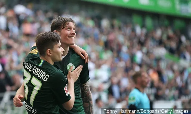 Wout Weghorst (R) de Wolfsburg célèbre après avoir pris l'avantage 4-0 avec Elvis Rexhbecaj (L) de Wolfsburg lors du match de Bundesliga entre le VfL Wolfsburg et le FC Augsburg chez Volkswagen...' title='Wout Weghorst serait une signature très intelligente pour Everton
