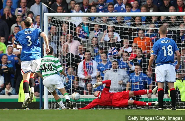 Celticin Aiden McGeady iski rangaistuspotkun Rangersin Allan McGregorin ohi Clydesdale Bank Scottish Premier League -ottelussa Rangersin ja Celticin välillä Ibroxilla 4. lokakuuta 2009...' title='Pitäisikö Celtic hankkia Aiden McGeady uudelleen?
