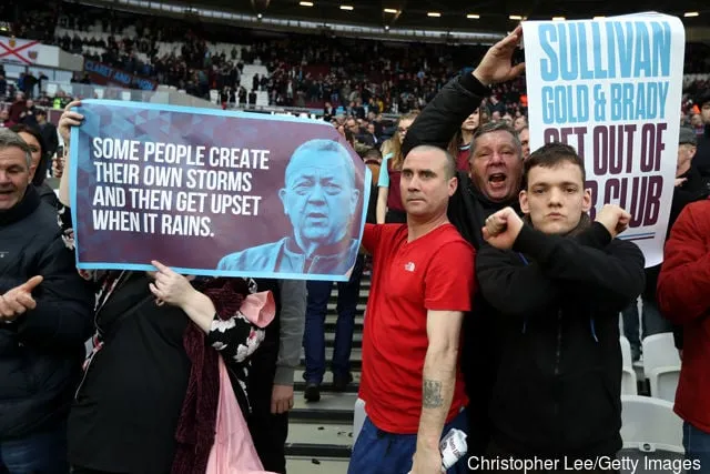 Il West Ham United sostiene cartelli e striscioni di protesta durante la partita della Premier League tra West Ham United e Burnley allo stadio di Londra il 10 marzo 2018 a Londra, Inghilterra.' title='Nuova svolta nella potenziale acquisizione del West Ham quando il membro del consiglio Tripp Smith si dimette dalla società in seguito alle speculazioni di Paul Allen?
