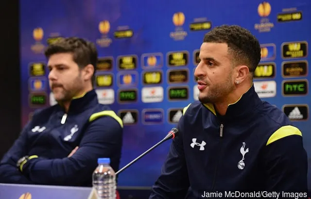 Kyle Walker spreekt terwijl Mauricio Pochettino-manager van Spurs toekijkt tijdens een persconferentie van Tottenham Hotspur voorafgaand aan de UEFA Europa League Groep C-wedstrijd tegen Beskitas JK op...' title='Kyle Walker opent het vertrek van Tottenham Hotspur