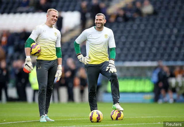 サウサンプトンのケルビン・デイビスとコディ・クロッパーが試合前にウォームアップする' title='元米国ユース代表ゴールキーパーのコディ・クロッパーがニューイングランド・レボリューションに加入