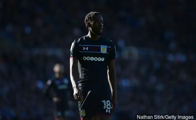 애스턴 빌라의 조시 오노마가 2017년 10월 29일 영국 버밍엄의 세인트 앤드류스(경기장)에서 열린 버밍엄 시티와 애스턴 빌라 간의 스카이 베트 챔피언십 경기 동안 지켜보고 있습니다.' title='Aston Villa 팬들은 Tottenham 소유의 Josh Onomah에 대한 평결을 내놓았습니다.