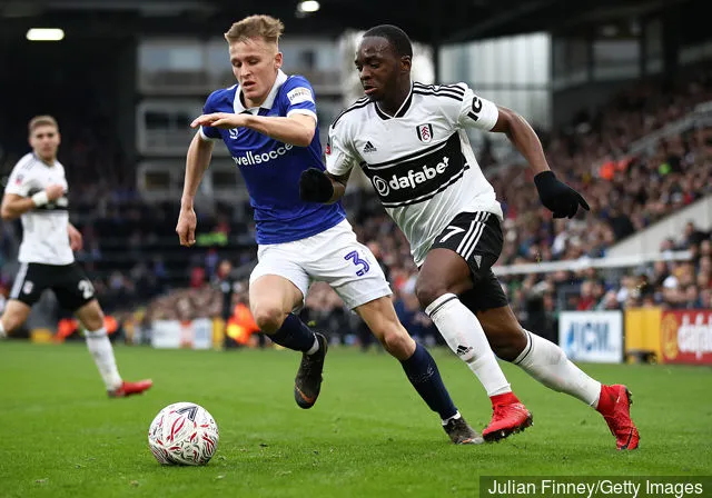 Neeskens Kebano fra Fulham kjemper om besittelse med Tom Hamer fra Oldham Athletic under FA-cupens tredje runde-kamp mellom Fulham og Oldham Athletic på Craven Cottage 6. januar...' title='Steve Agnew svarer på rapporter Sheffield Wednesday er i samtaler om å signere Fulhams Neeskens Kebano