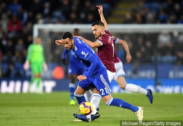 キングパワー・スタジアムで行われたプレミアリーグのレスター・シティ対ウェストハム・ユナイテッド戦で、レスター・シティのビセンテ・イボラがウェストハム・ユナイテッドのロバート・スノッドグラスに挑戦を受ける。' title='レポート:レスターのフリンジプレーヤー、ビセンテ・イボラがレバンテ復帰を目指す