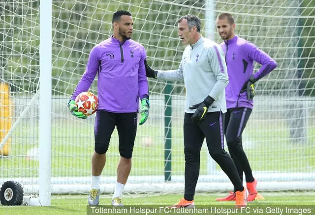 2019년 5월 22일 잉글랜드 엔필드의 토트넘 홋스퍼 트레이닝 센터에서 열린 토트넘 홋스퍼 훈련 세션 중 토트넘 홋스퍼의 미셸 보름(Michel Vorm)과 골키퍼 코치 토니 히메네즈(Toni Jimenez)가 함께 하고 있습니다.' title='미셸 보름(Michel Vorm)이 트위터를 통해 토트넘 홋스퍼에 메시지를 보냈다.