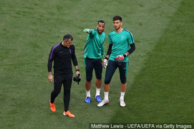 토트넘 홋스퍼의 미셸 보름이 에스타디오 완다에서 열린 토트넘 홋스퍼와 리버풀 간의 UEFA 챔피언스리그 결승전을 앞두고 토트넘 홋스퍼 파울로 가자니가를 지켜보는 가운데 포인트를 주고 있다.' title='미셸 보름(Michel Vorm)이 트위터를 통해 토트넘 홋스퍼에 메시지를 보냈다.