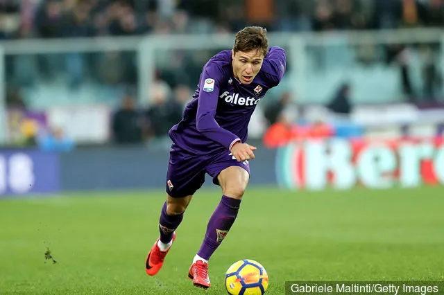 Federico Chiesa från ACF Fiorentina i aktion under Serie A-matchen mellan ACF Fiorentina och Genoa CFC på Stadio Artemio Franchi den 17 december 2017 i Florens Italien.' title='Rapport: Liverpool är på kortlistan Federico Chiesa men möter hård konkurrens från tre klubbar